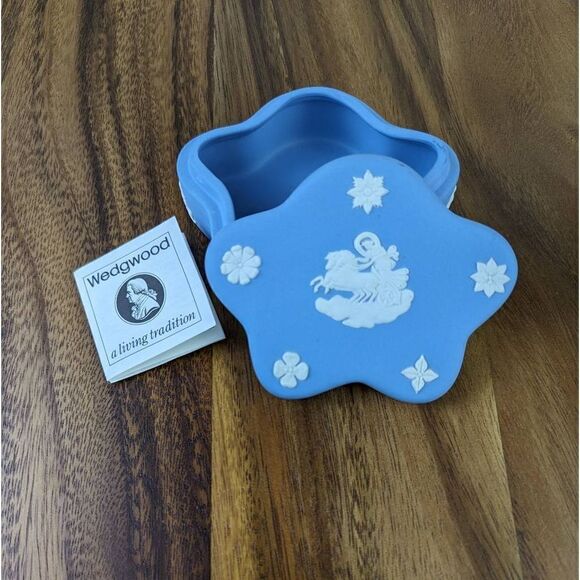 Wedgwood Pentafoil Jasperware Candy Box Pale Blue Cloud Shape 4"x1.5" - Picture 1 of 9